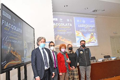 La presentazione della Fiaccolata del Lussari e delle tappe tarvisiane della Coppa Europa di sci alpino nel Palazzo della Regione a Trieste. Da sinistra a destra: Sergio Emidio Bini, assessore regionale al Turismo; Stefano Mazzolini, vicepresidente del Consiglio regionale; Tiziana Gibelli, assessore regionale allo Sport; Gloria Clama, chef; Damiano Matiz, presidente Us Camporosso